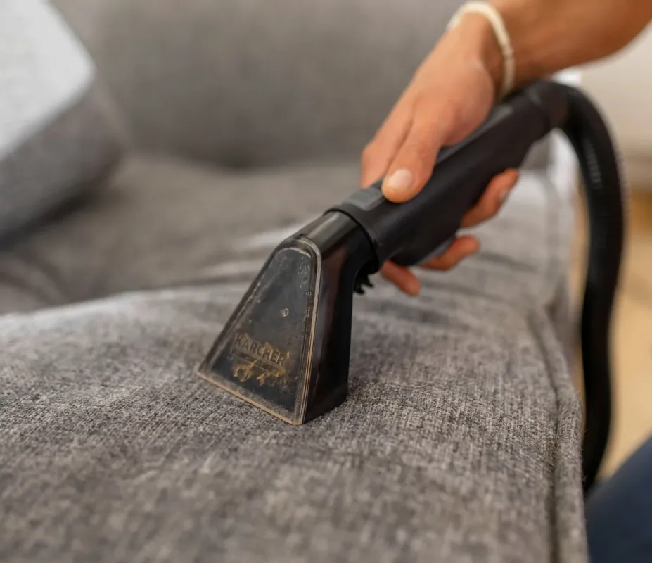 ソファを清掃するケルヒャーSE 2