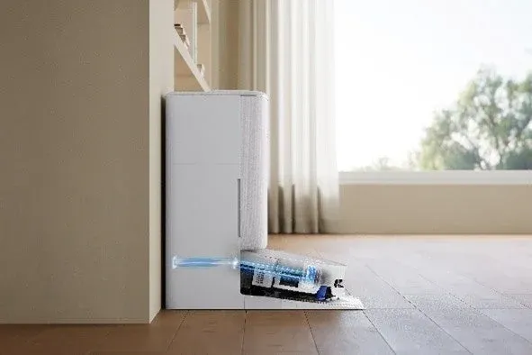 ロボット掃除機がドッキングステーションから出て清掃している様子