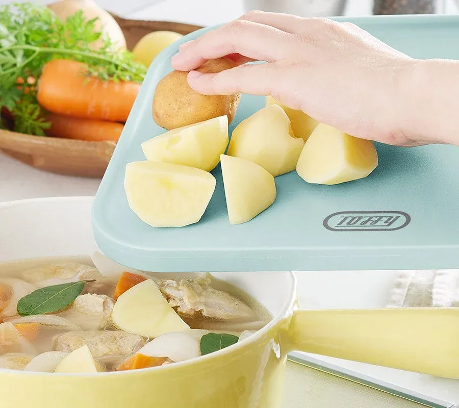 食材を鍋に移す様子