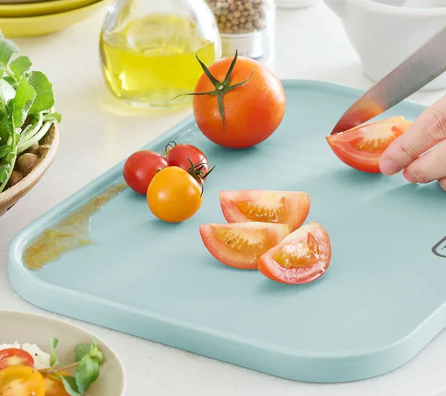 トマトを切る様子