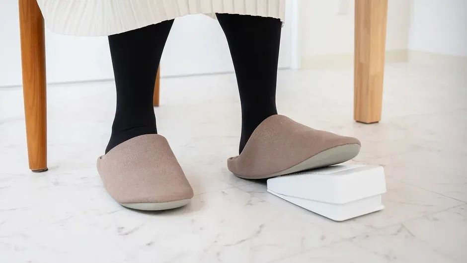 足元でワイヤレスフットコントローラーを使用する様子