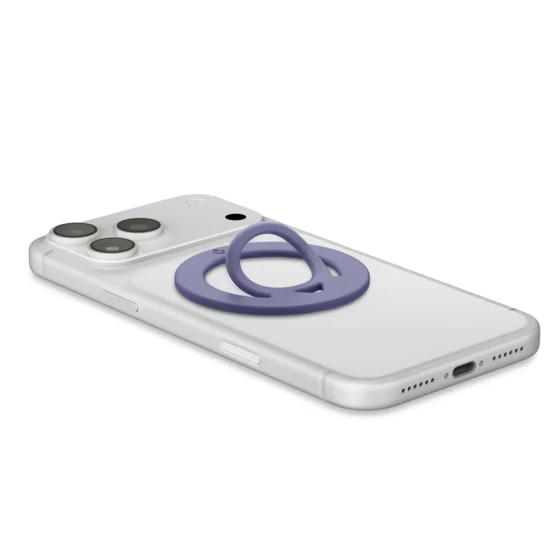 透明なケースを装着したシルバーのスマートフォンが白い背景に置かれており、その背面にパープルカラーのリング型スマホグリップが取り付けられています。
