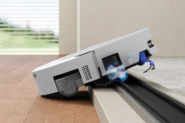 ロボット掃除機が段差を乗り越えている様子