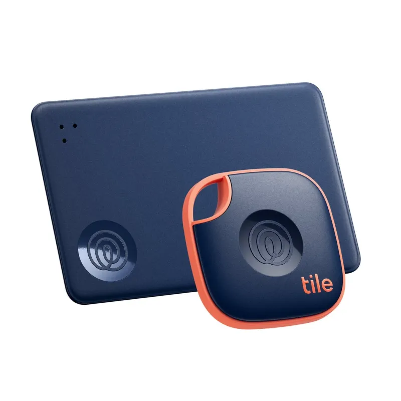 忘れ物防止デバイスのTile製品2点を写した商品写真です。ネイビーとオレンジの配色で、カード型とキーホルダー型のトラッカーが並べられています。