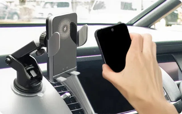 車のダッシュボードに設置されたワイヤレス充電対応のスマートフォンホルダー