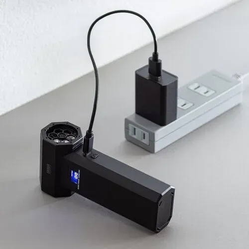 ポータブルファンがUSB充電されている様子