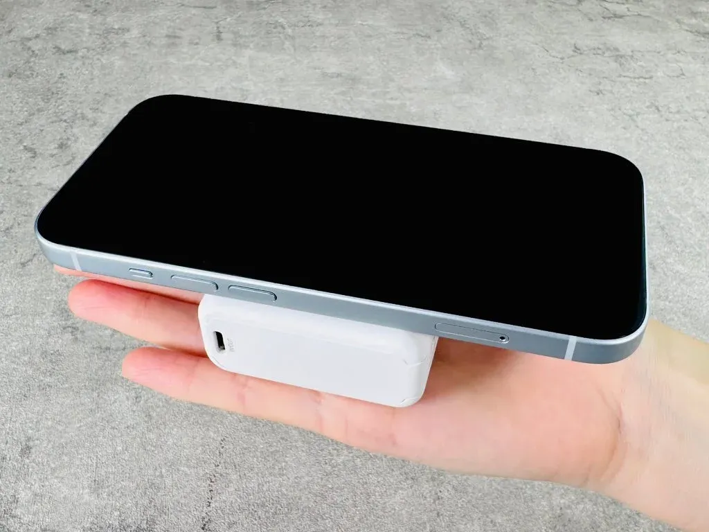 PD45W対応モバイルバッテリーとスマートフォン