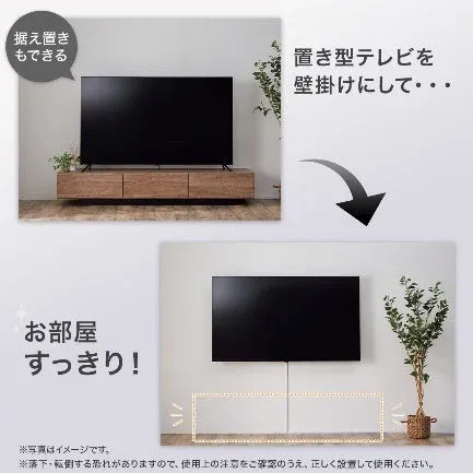 据え置き型テレビを壁掛けにすることで、部屋がすっきりと広くなる様子を比較提示。テレビボードが不要になり、開放的な空間を演出できることを紹介しています。