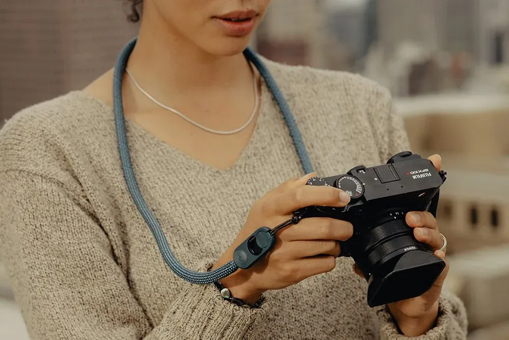 女性がカメラを持つ画像