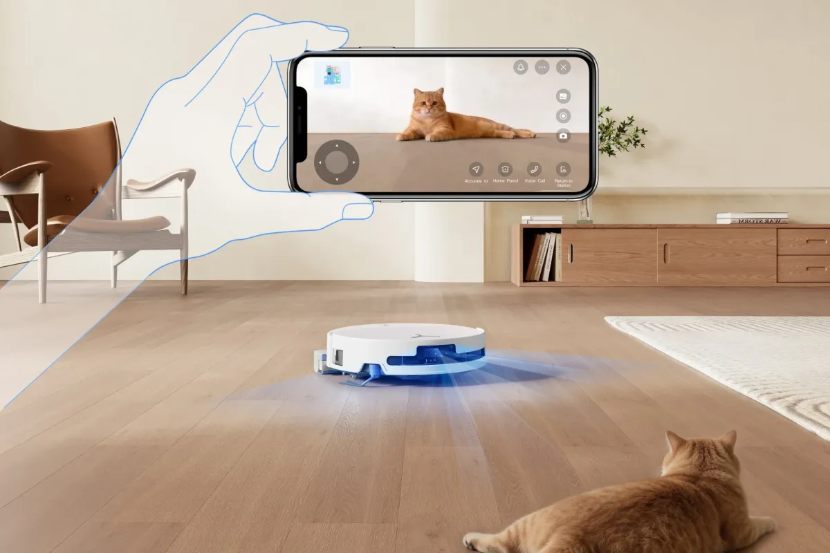 スマートフォンでロボット掃除機を遠隔操作し、猫を見守る様子
