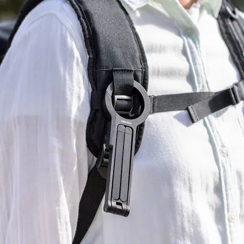 バックパックに取り付けられたポータブルガジェット