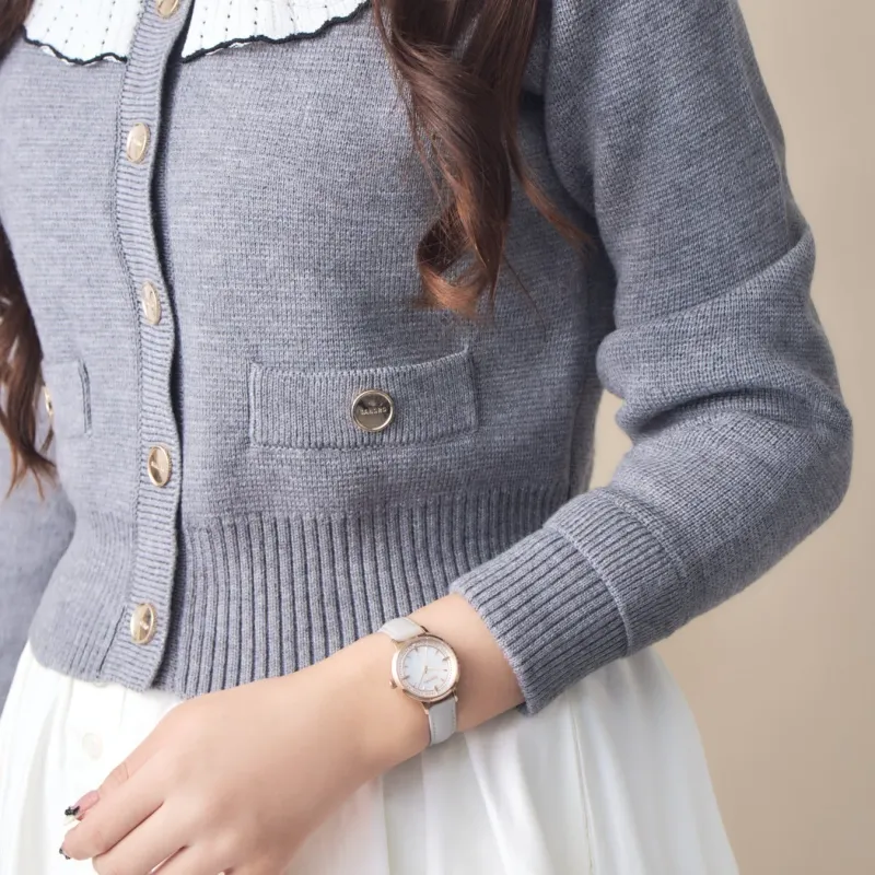 グレーのレザーベルトの腕時計を着用した女性