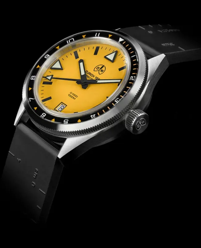 イエローダイヤルとラバーストラップ
