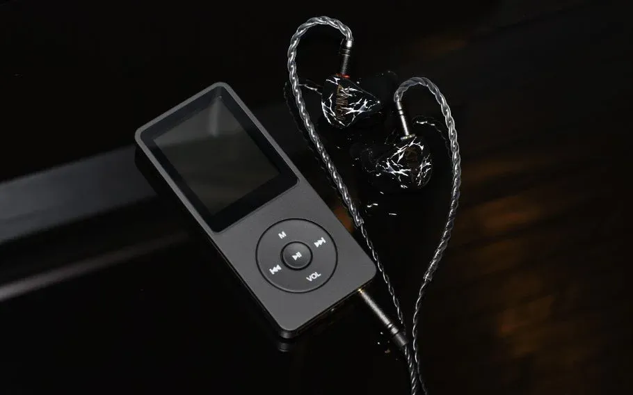 デジタルオーディオプレーヤーとKMNZコラボイヤホン