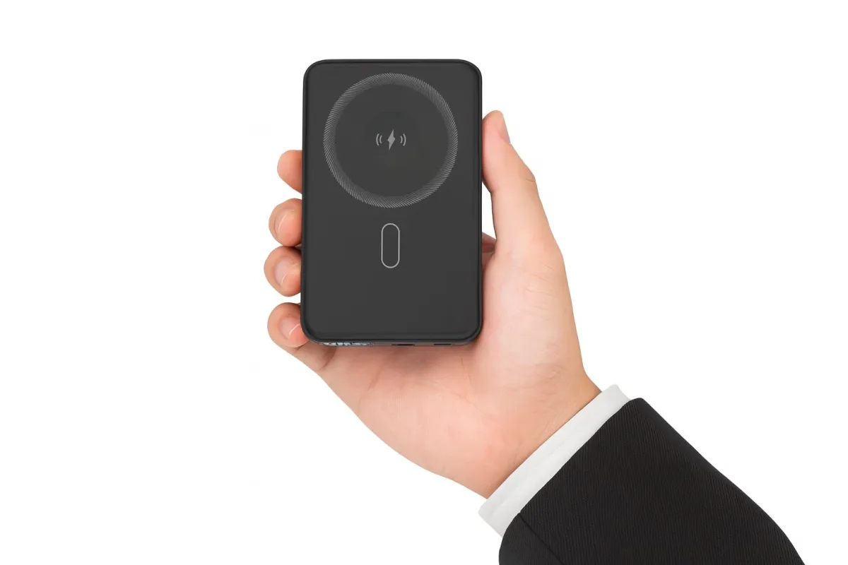 準固体モバイルバッテリー 手に持った様子