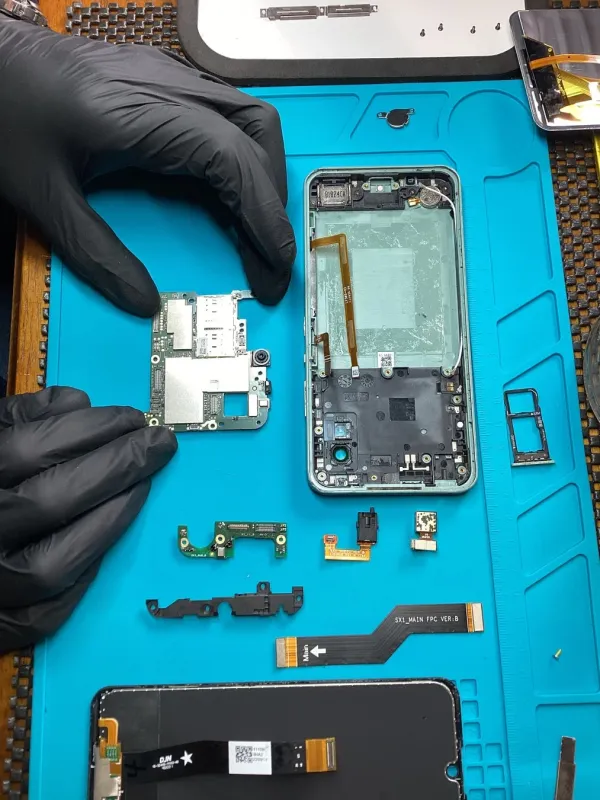 スマートフォン基板修理の様子