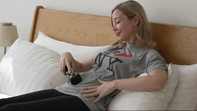 ベッドに横たわる女性