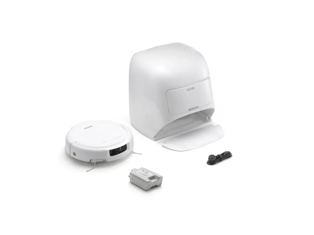 白い背景に、ロボット掃除機本体、自動ゴミ収集スタンド、バッテリー、電源コードが並べられています。ROMOブランドの製品で、掃除機と充電・ゴミ収集機能が一体となったシステムです。