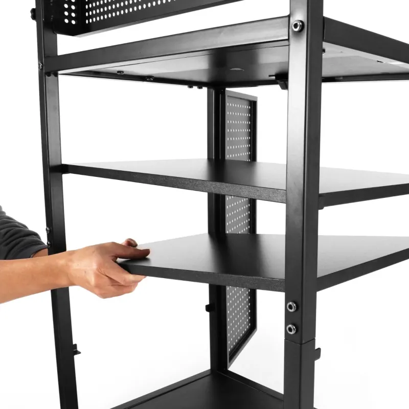 黒い金属製の多段棚の、中段の棚板を人物の手が調整している様子