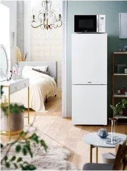 電子レンジが置かれた冷蔵庫