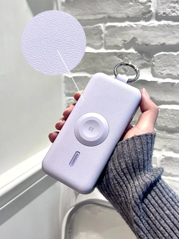 手に持ったモバイルバッテリー