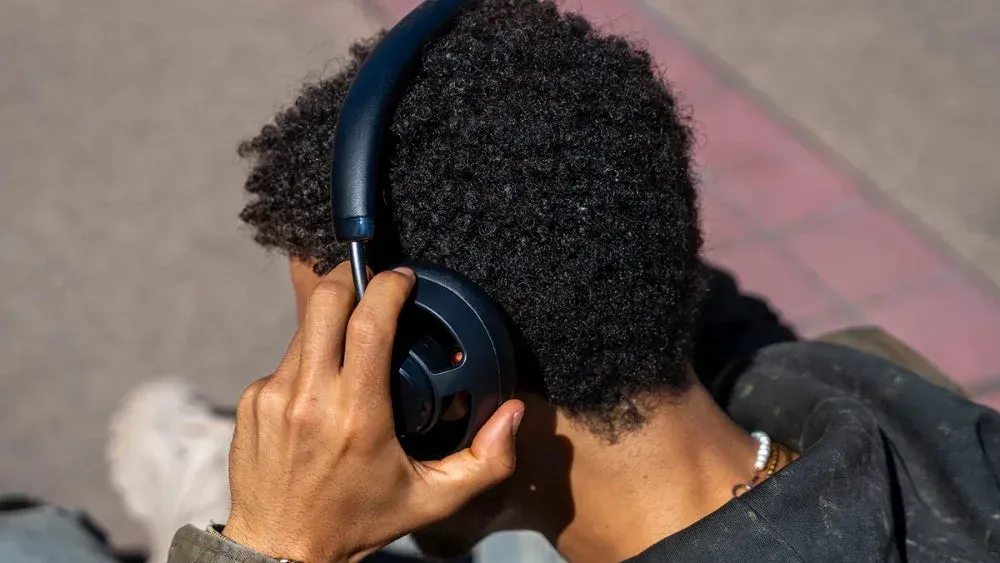ヘッドホンを装着した人物の背面