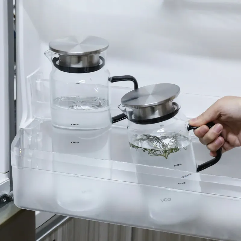 冷蔵庫のドアポケットに収まるジャグ