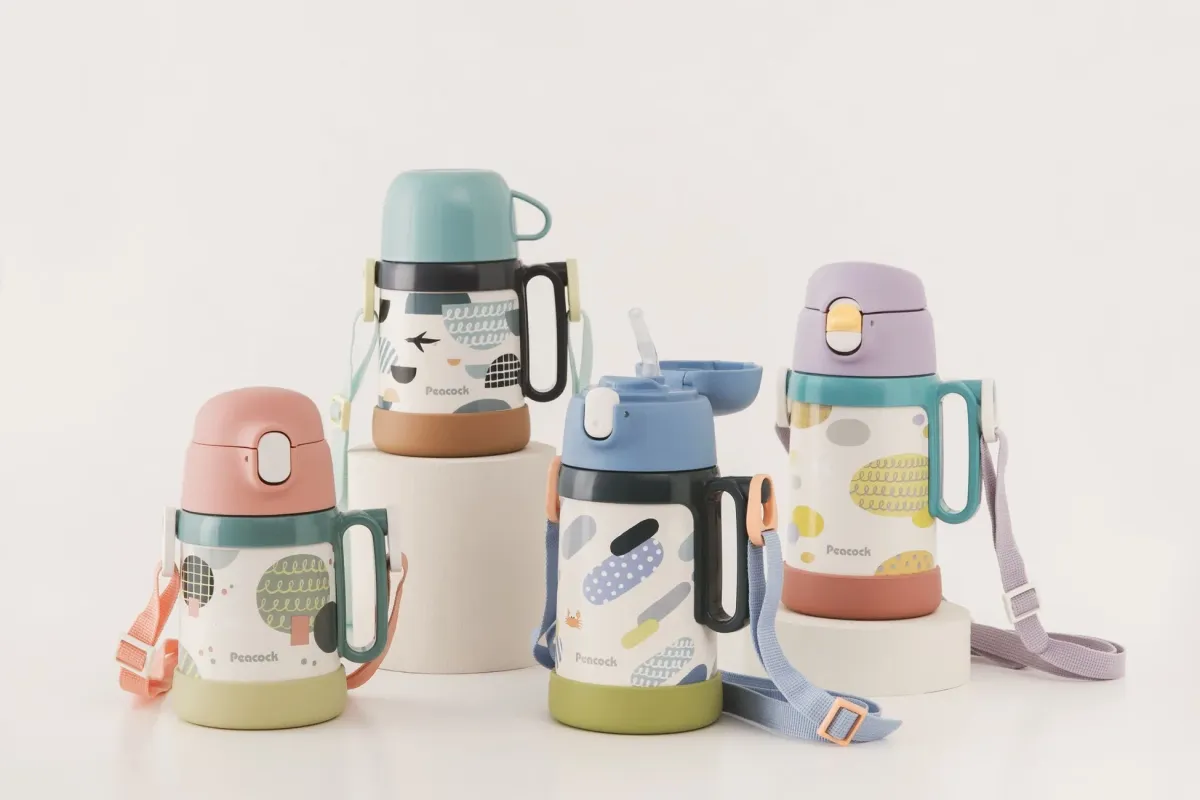 カラフルな子供用水筒
