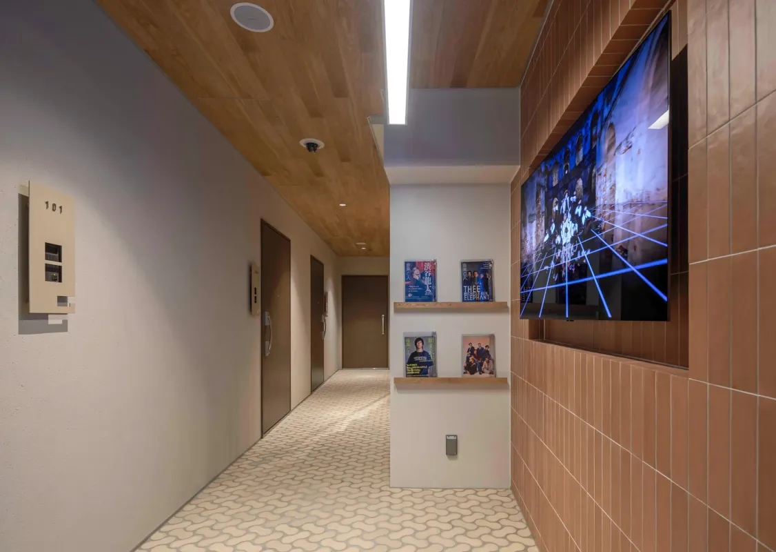 モダンでデザイン性の高いマンションの共用スペース