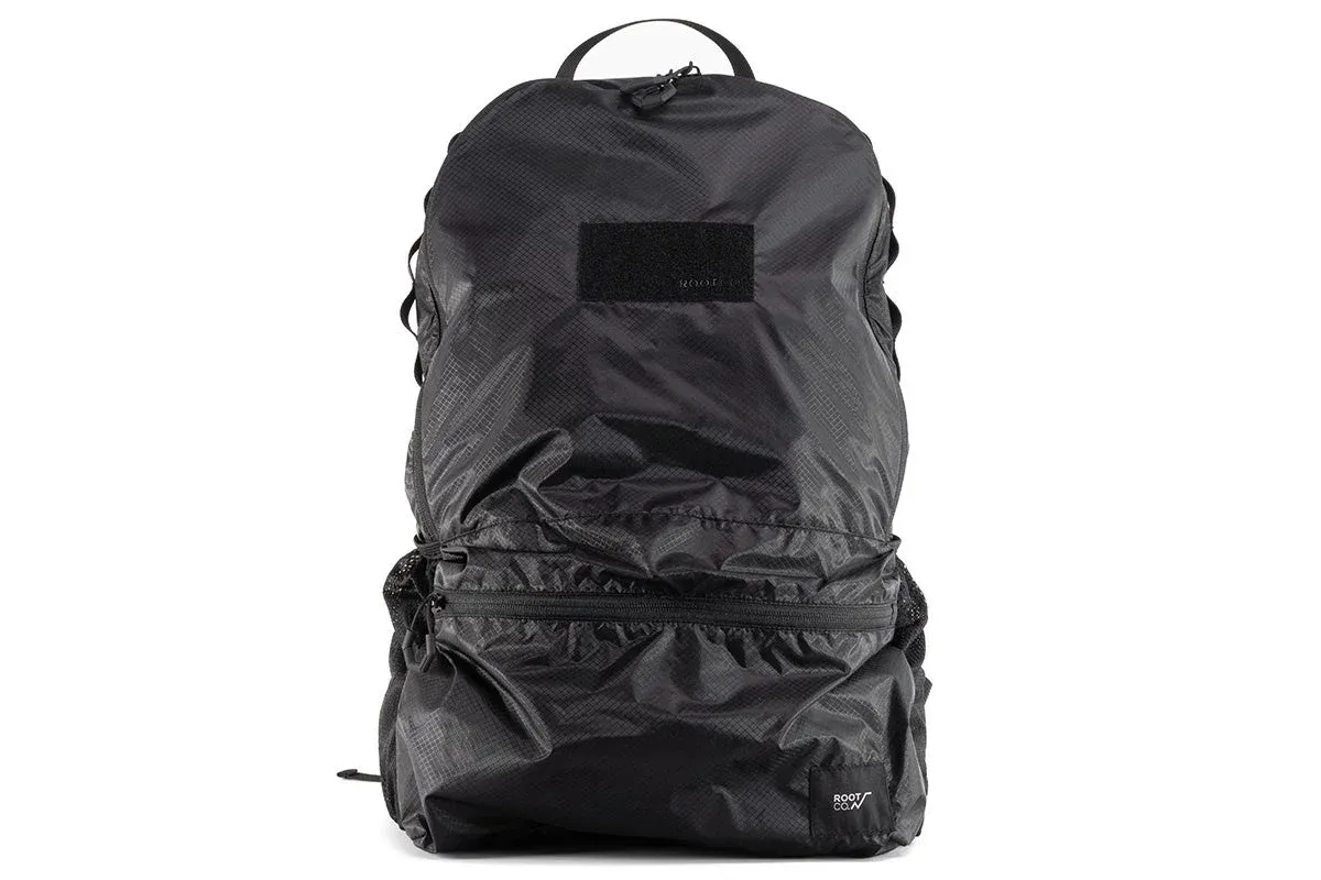 白い背景に置かれた黒色の軽量なバックパック