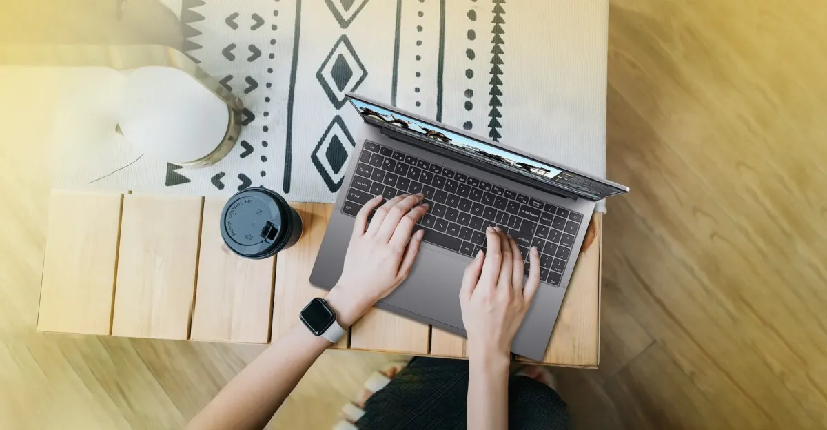 ノートPCとコーヒー