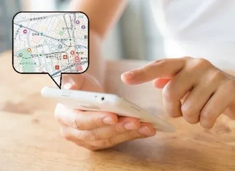 スマートフォンで地図を確認