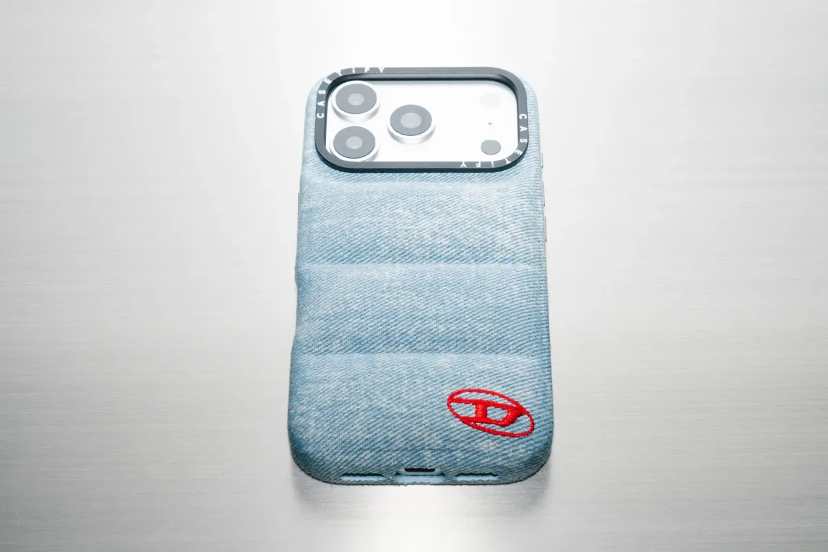 ライトブルーのデニム生地にキルティング加工が施されたスマートフォンケース