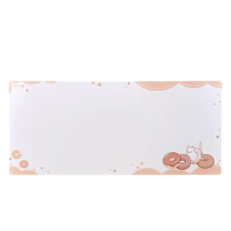白い背景に淡いピンクの装飾が施された長方形のデスクマットです。右下にはドーナツと猫のかわいらしいイラストが描かれており、落ち着いた色合いが特徴です。