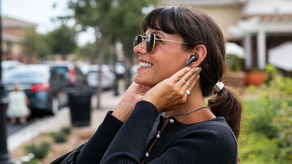 イヤホンを装着した女性