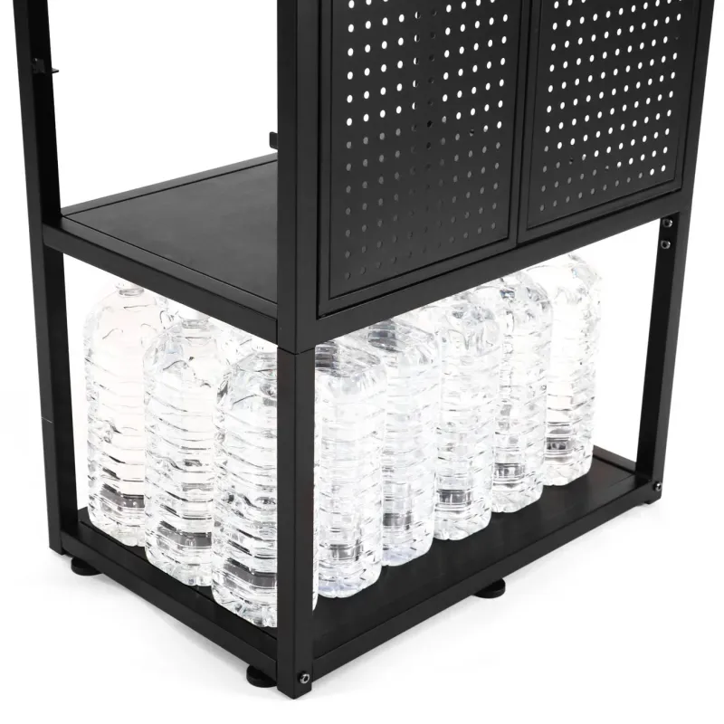 黒い金属製の棚の下段に、複数の透明なペットボトル