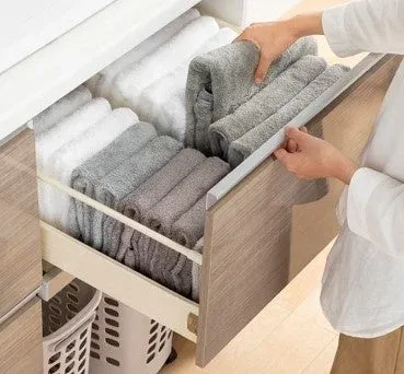 引き出しにきれいに畳まれたタオル