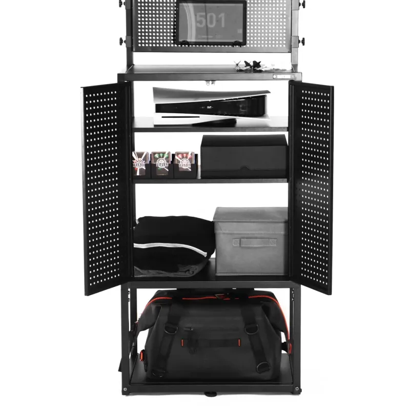 黒い金属製の多段式収納棚で、上部にはモニターとゲーム機