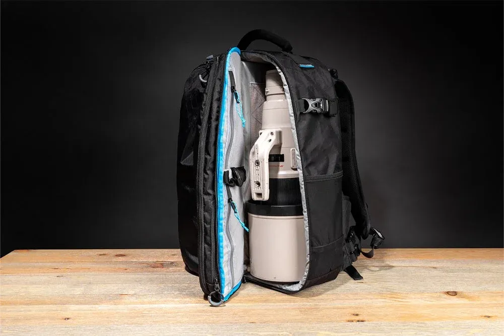 リュックサックと望遠レンズの画像