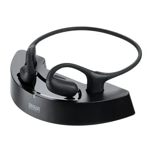 黒い骨伝導ヘッドセットが専用の充電ドックに置かれている商品画像