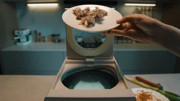 調理家電に肉を投入する手