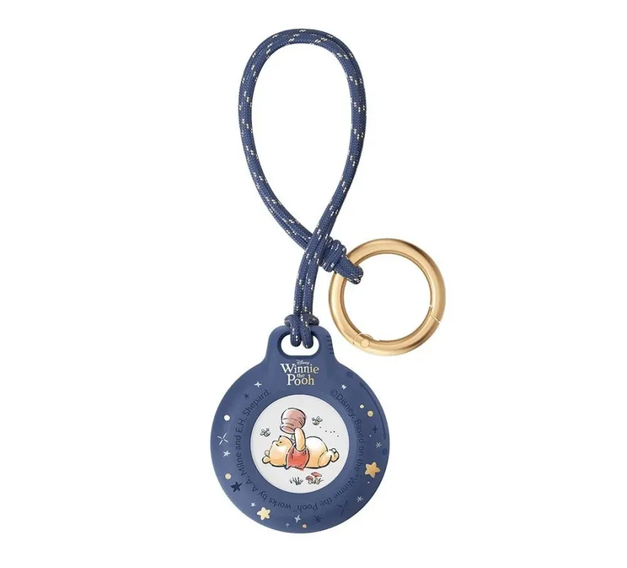 ネイビーのAirTagケースで、くまのプーさんがはちみつ壺を抱えているイラスト
