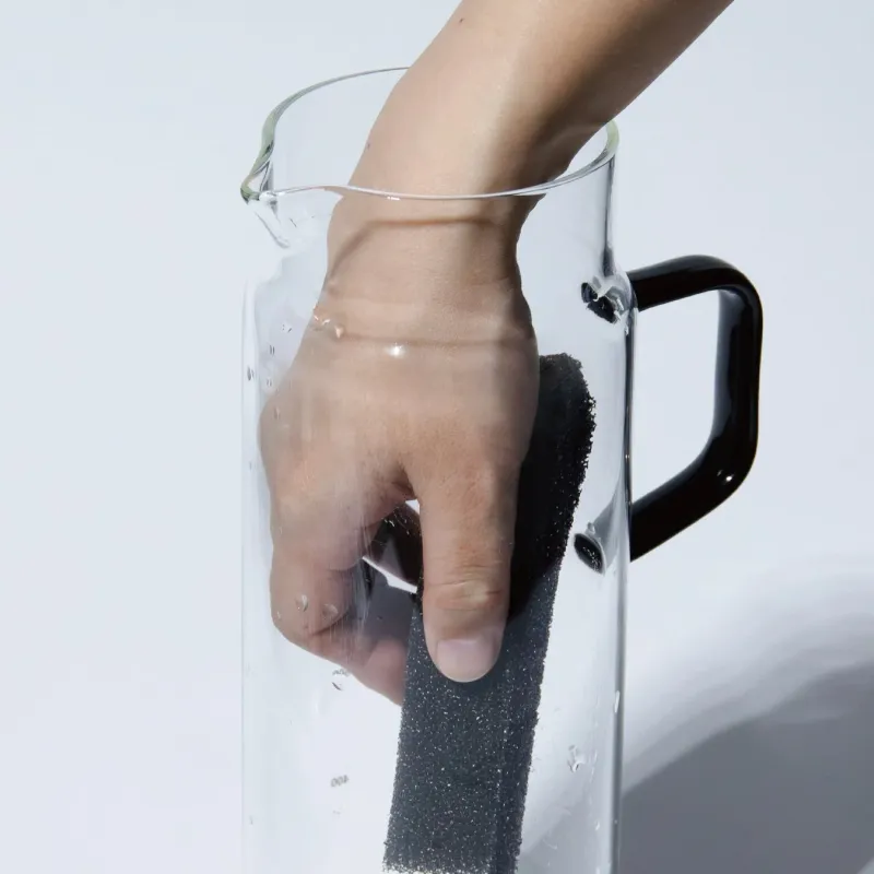 ジャグを洗う手