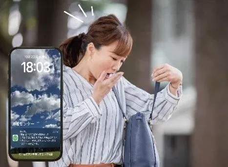 忘れ物に気づく女性