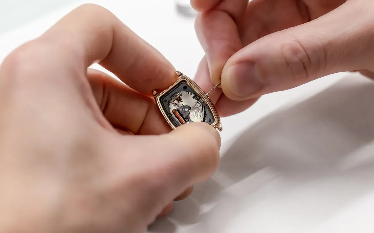 時計のムーブメントを調整する時計技師