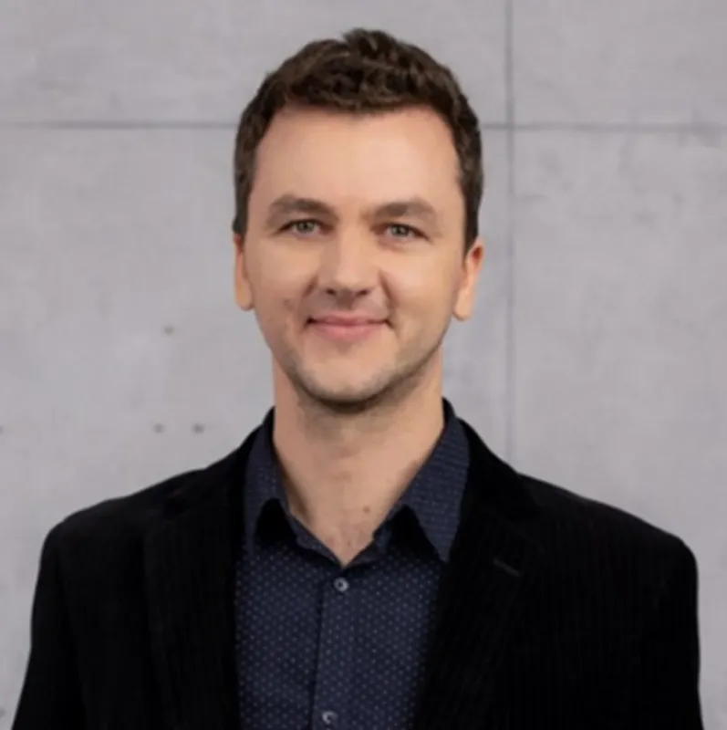 笑顔でカメラを見つめる男性のポートレート