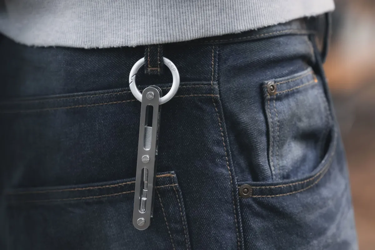 キーホルダーとして携帯されるカメラマルチツール