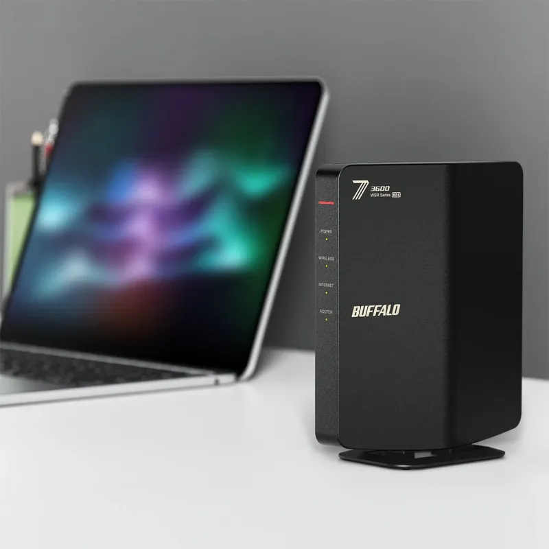 黒いWi-FiルーターとラップトップPC