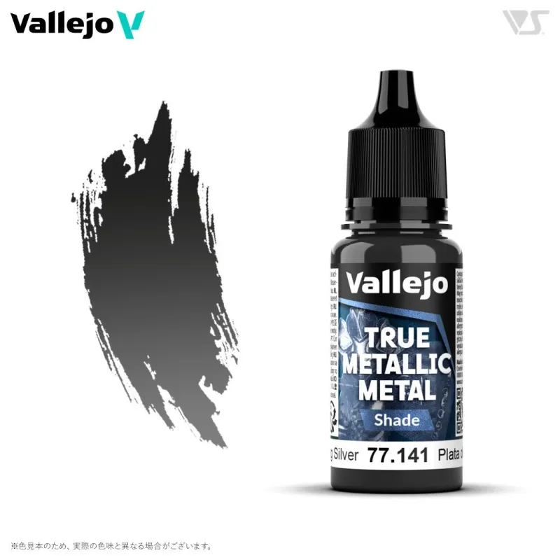 VallejoのTRUE METALLIC METALシリーズ「77.141 Plata Shade」のシルバー塗料製品画像です。製品ボトルと、その塗料で塗られたメタリックシルバーのカラーサンプルが示されています。色見本に関する注意書きも記載されています。
