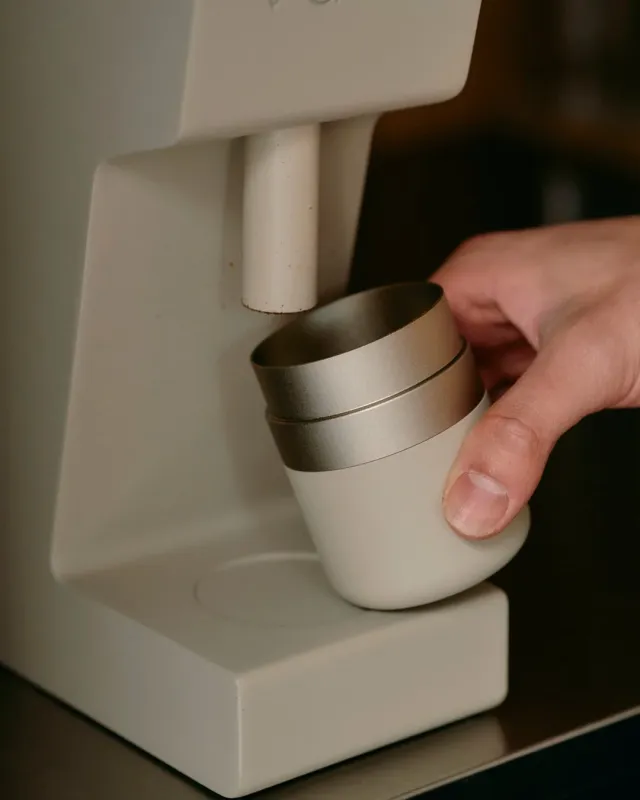 コーヒーグラインダーの排出口とドーシングカップ